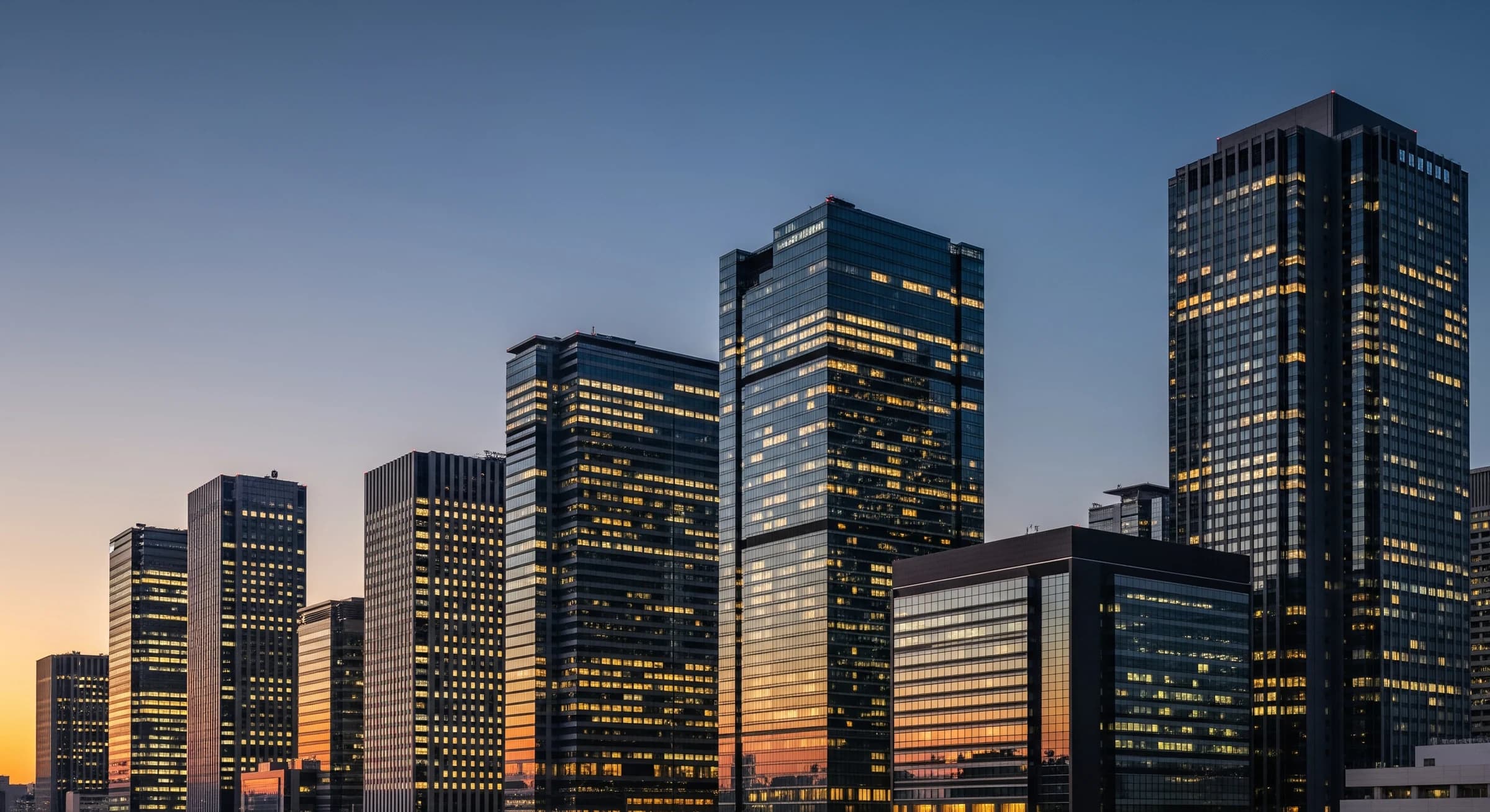夕暮れの京都のオフィスビル群