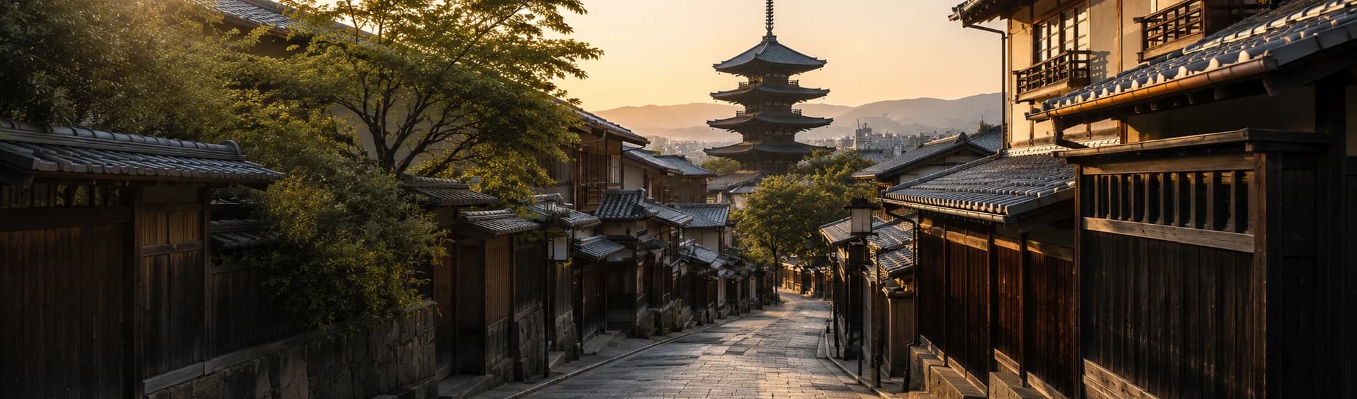 京都のオフィスビルと街並み